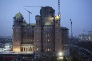 ZI ISTORICĂ // Catedrala Neamului a fost sfințită. Credincioșii pot intra în altar până joi