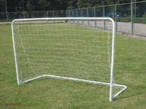 Juca fotbal, iar o poartă de metal a căzut peste el