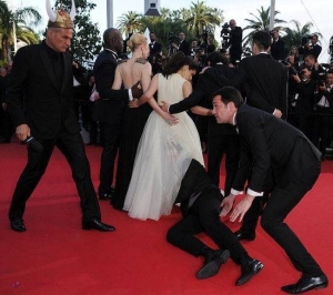 Scandal URIAŞ la Cannes // Un jurnalist s-a băgat sub fusta unei actrițe pe covorul roșu