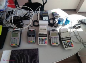 Sustrăgeau bani de pe CARDURI. Un membru al grupării a fost GĂSIT