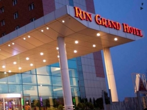 Bărbat acuzat că ar fi determinat o femeie să se arunce de la etajul 15 al unui hotel, reţinut 