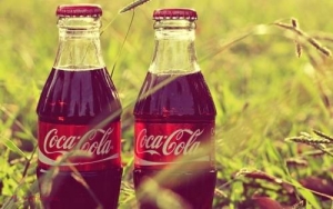 Coca-Cola - un ALIAT la gospodinelor. Ce PETE poate îndepărta băutura carbogazoasă
