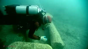 FOTO // Un SCAFANDRU care s-a aventurat pe FUNDUL mării a făcut o descoperire ULUITOARE sub o piatră