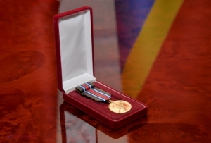 FOTO // Medalia „Consolidarea frăţiei de arme”, acordată ambasadorilor României, SUA și Marii Britanii de la Chișinău