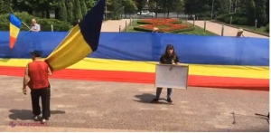 VIDEO // Flashmob în fața Parlamentului, la 25 de ani de la adoptarea Legii Supreme: „Vrem Limba Română în Constituție”