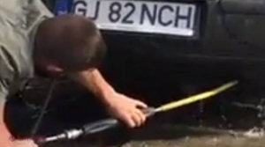 VIDEO // „Pasagerul nedorit” pe care l-a găsit un şofer din Gorj, în ţeava de eşapament a maşinii