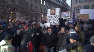 VIDEO // Proteste în Bucureşti şi în 22 de oraşe, faţă de proiectele din Justiţie cu privire la grațiere: Mii de oameni au ieșit din nou în stradă