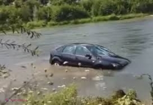 VIDEO // A vrut să spele mașina în râu, dar i-a luat-o apa