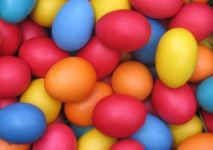 Cum să vopsești ouăle de Paști FĂRĂ COLORANȚI! Poți obține culoarea roșie, verde sau galbenă