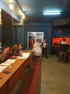 R. Moldova: Îmbrăcată în rochie de MIREASĂ, a mers alături de mire la VOT