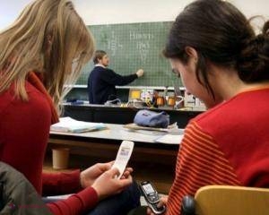 STUDIU // INCREDIBIL cât de mult influențează telefoanele reușita școlară a elevilor  