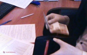 Polițist REȚINUT cu mită. La percheziții au fost găsite 54 de mii de euro