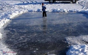 Se dădeau pe GHEAȚĂ și AU CĂZUT în lac! Doi copii au fost la un pas de moarte