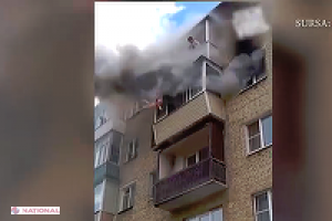 VIDEO // Un tată disperat şi-a aruncat copiii de la ultimul etaj al blocului în timpul unui incendiu și trecătorii l-au salvat