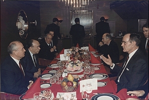 VIDEO // Debarcarea lui Ceaușescu s-a DECIS la întâlnirea dintre H.W. Bush şi Mihail Gorbaciov. Veaceslav Samoşkin: Toată lumea a aşteptat ca el să CEDEZE puterea 