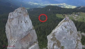 VIDEO // Curaj imens: a făcut cascadorii la 1600 de metri altitudine pe o coardă sintetică de doar 2,5 centimetri lăţime