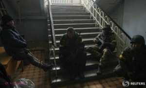 ZECI de militari UCIŞI şi RĂNIŢI în estul Ucrainei în ultimele 24 de ore