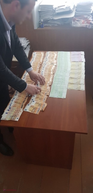 Mită de 12 000 de euro pentru a scăpa un violator de închisoare: Un fost judecător din R. Moldova, prins cu banii în birou