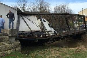 FOTO // A încercat să între cu TIR-ul pe un pod, dar a distrus şi camionul şi podul!