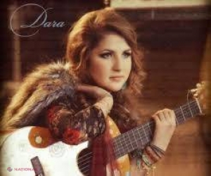 Interpreta Dara, colindă-n lung şi lat ţara