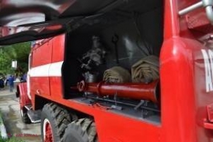 Primarul care stă de gardă într-o stație de pompieri