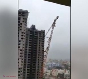 VIDEO // Scene înspăimântătoare: Momentul în care CICLONUL-MONSTRU care a lovit India dărâmă o macara şi smulge bucăţi din acoperişurile clădirilor 