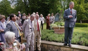 O PLANTĂ de pe proprietatea prințului Charles va fi transformată în medicament anticancer