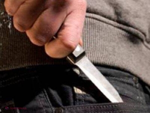 Omor în capitală. Un tânăr a murit, iar mama și fratele au ajuns la spital