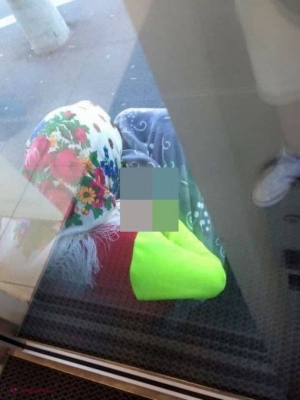 Dai bani la cerșetori? Iată ce ascunde o cerșetoare sub haine