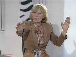 Câteva persoane în frunte cu Maia Laguta stau sub ușa primarului Chirtoacă