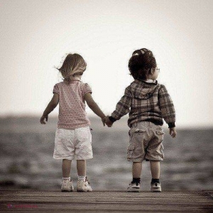 Ce EFECTE are simplul gest de a ȚINE de mână pe cineva?