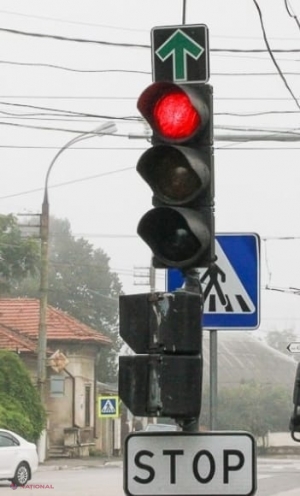 ATENȚIE, șoferi! A fost scos panoul adițional, cu o săgeată verde pe fundal negru, de la intersecția străzilor Calea Orheiului – Ceucari din capitală. Șoferii vor fi obligați să OPREASCĂ la culoarea roșie a semaforului
