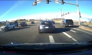 VIDEO // Un bărbat îşi conducea automobilul Tesla Model 3. La un moment dat, maşina-robot a făcut ceva INCREDIBIL. Incidentul TERIFIANT a fost surprins de camera de bord a automobilului din spate