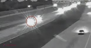 VIDEO // Ce s-a întâmplat pe o autostradă din SUA când un șofer a început să meargă în marșarier