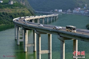  Minunea tehnologică a Chinei: autostrada construită deasupra unui râu