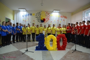 FOTO // Ziua NAŢIONALĂ a României a fost marcată și la Comrat: „Hai să dăm mână cu mână/ Cei cu inimă română,/ Să-nvârtim hora frăției/ Pe pământul României!”