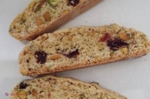 REȚETĂ // Biscotti cu fistic şi merişoare