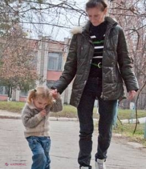 Aruncată în stradă cu un copil bolnav