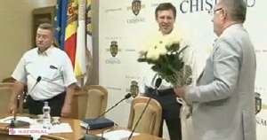 Atmosferă incendiară la Primărie! Chirtoacă întâlnit cu aplauze și flori