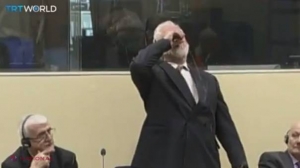 VIDEO // Un criminal de război a băut OTRAVĂ în timpul unei audieri. Momentul exact, surprins de camerele de luat vederi. Acesta a MURIT la scrut timp