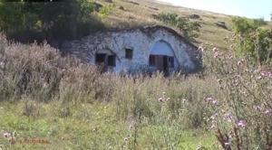 R. Moldova: Satul în care oamenii locuiesc în bordeie