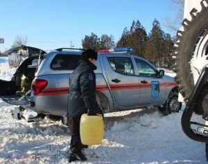 ZECI de mașini, inclusiv microbuze de rută și ambulanțe, BLOCATE în nămeți