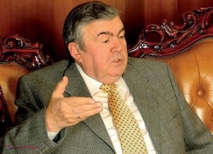 Mircea Snegur, cu CĂRȚILE PE MASĂ în fața unor demnitari actuali