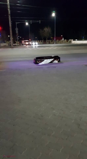 VIDEO // Sicriu, PIERDUT în intersecţie. Un coşciug în care se afla o persoană decedată, căzut dintr-o maşină