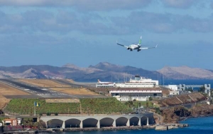 Cel mai PERICULOS aeroport european. Cum ATERIZEAZĂ avioanele