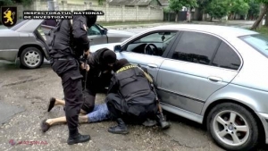 Rețea de traficanți de droguri, destructurată de poliție