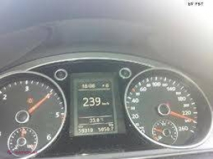 ŞOCANT. Conduce cu 240 km/oră fără să ţină volanul şi nu poate fi pedepsit de poliţie