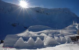 GALERIE FOTO // Hotelul de gheaţă de la Bâlea Lac e gata - A fost construit în doar trei săptămâni, în condiţii extreme