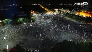 VIDEO // Protestul din 10 august în 2.47 de minute. Se observă fiecare moment în care jandarmii îi dispersează pe oameni cu gaze lacrimogene, precum şi detaliile operaţiunii de evacuare 