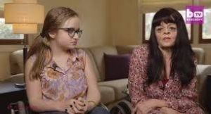 VIDEO // Iubitul a părăsit-o când era însărcinată! 19 ani mai târziu, mama şi fiica au curaj să-şi arate trupurile de la mijloc în jos!